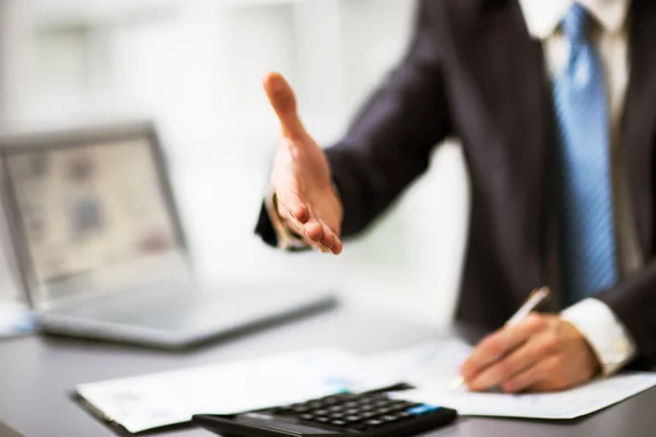 Porträt eines erfolgreichen Geschäftsmannes, der Hand anlegt — Stockfoto