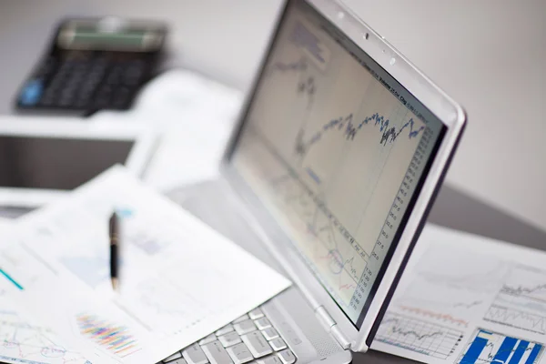 Businessman analyzing investment charts with laptop. Accounting — Stock Photo, Image