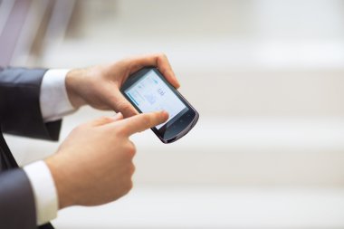 Akıllı cep telefonu kullanan bir adama yaklaş