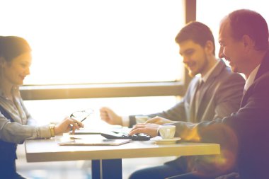 Daha İyi Sonuçlara Ulaşmak İçin İş Takımı Birlikte Çalışıyor