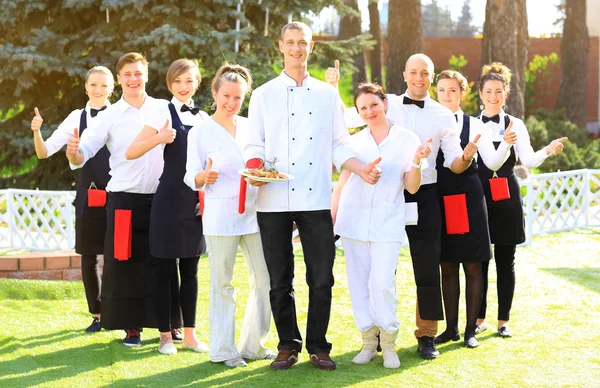 Büyük bir grup garson ve garson sırada bekliyor..