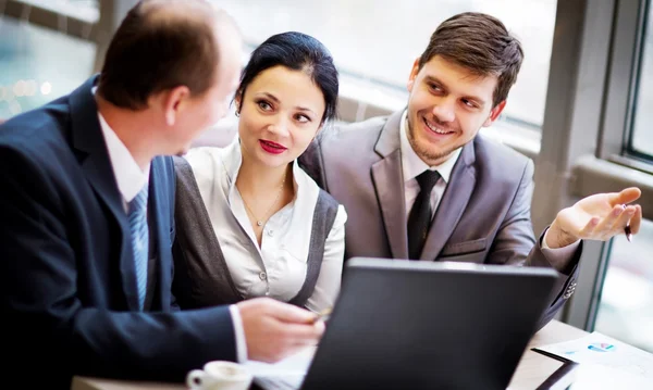 Equipo de Negocios Trabajando Juntos para Lograr Mejores Resultados — Foto de Stock