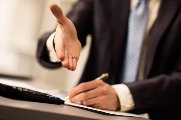 Porträt eines erfolgreichen Geschäftsmannes, der Hand anlegt — Stockfoto