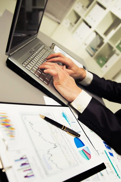 Persona escribiendo en un portátil moderno en una oficina — Foto de Stock