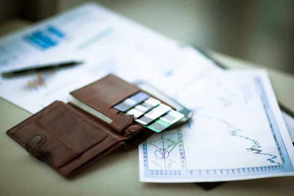 Cartera de cuero con tarjetas de crédito y descuento —  Fotos de Stock