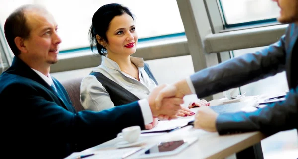 Geschäftsleute schütteln Hände, beenden ein Meeting — Stockfoto