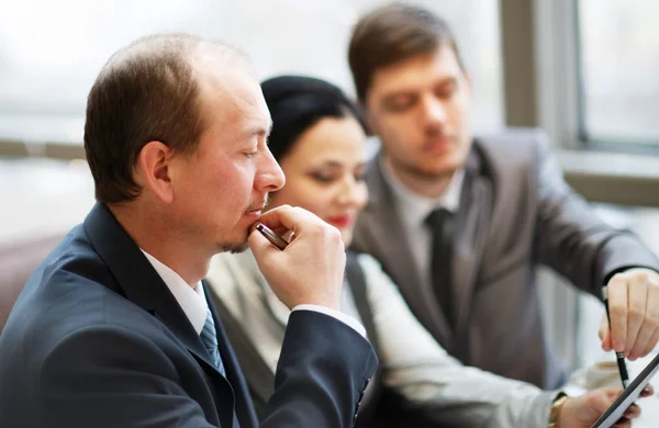 Geschäftsteam arbeitet zusammen, um bessere Ergebnisse zu erzielen — Stockfoto