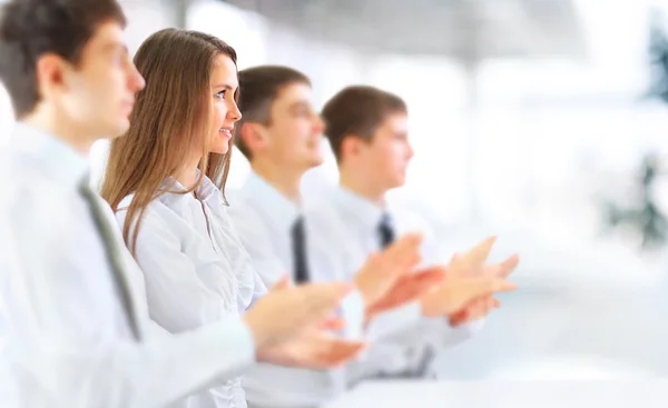 Heureux groupe d'affaires applaudissements au bureau — Photo