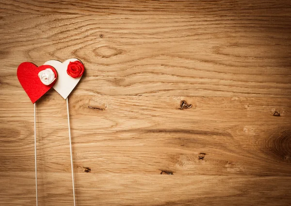 Aşk kalpleri ahşap dokuda, sevgililer günü kartı konsepti — Stok fotoğraf