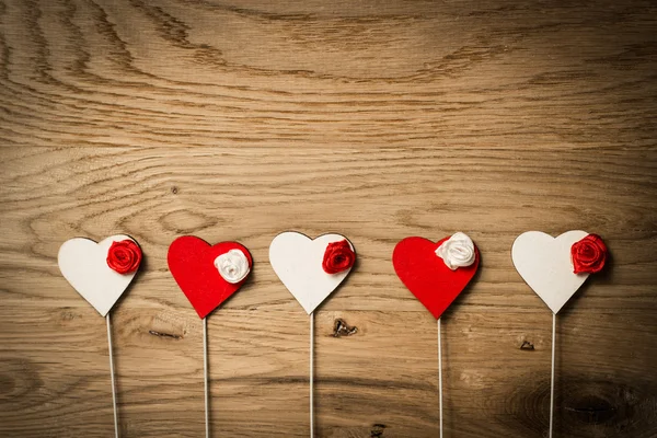 Amor corazones sobre madera textura fondo, valentines concepto de tarjeta de día — Foto de Stock