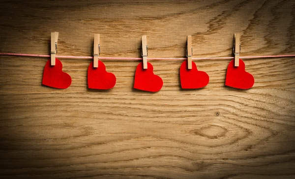 Papel rojo del corazón sobre fondo de madera.Imagen del día de San Valentín — Foto de Stock