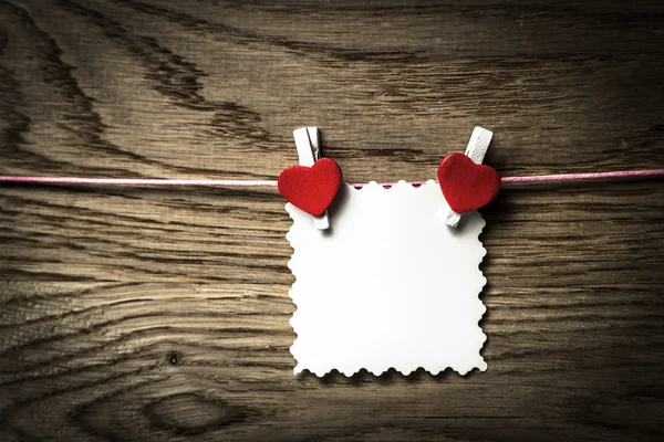Rood hart tekstkaartje en rood hart... Foto van de dag van Valentijnskaarten. — Stockfoto