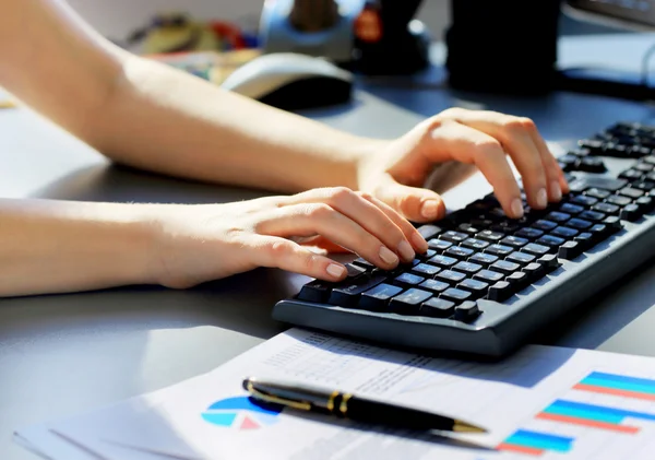 Close-up tiro de uma aprendiz do sexo feminino digitando no teclado — Fotografia de Stock