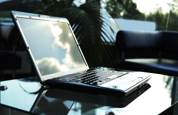 Closeup photo of laptop computer with open top. Blank screen — Stock Photo, Image