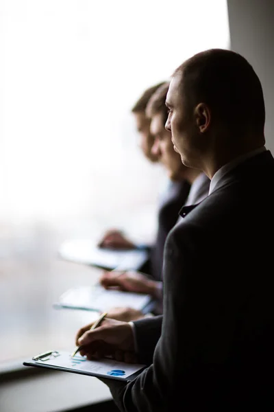 Imagen de empresarios discutiendo sus ideas en el cargo — Foto de Stock