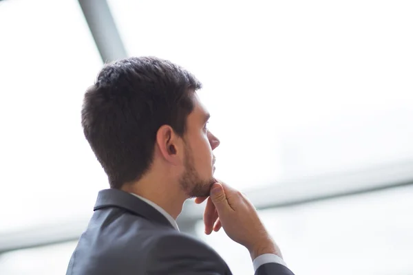 Retrato de un hombre de negocios guapo en la oficina — Foto de Stock