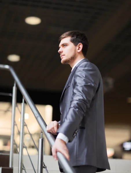 Retrato de un hombre de negocios guapo en la oficina — Foto de Stock