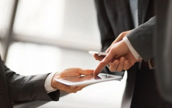 Hände von Menschen, die mit Tablet-Computern arbeiten. — Stockfoto