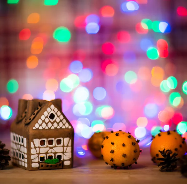 Казковий різдвяний торт зі свічковим світлом всередині та гарними фоновими вогнями — стокове фото