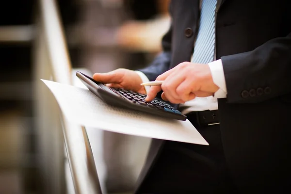 Erkekler elle hesaplama. ofisinde hesaplama