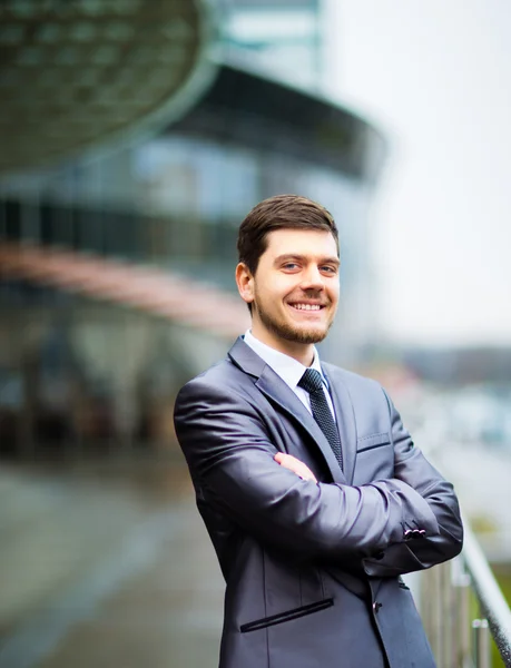 Heureux homme d'affaires mature regardant la caméra avec satisfaction au bureau — Photo