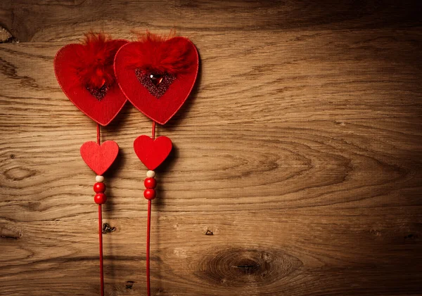 Cuori d'amore su sfondo texture in legno, concetto di biglietto da visita di San Valentino — Foto Stock