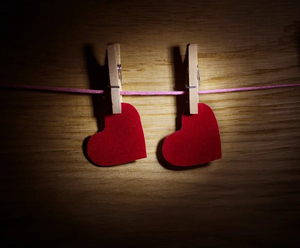 Papel rojo del corazón sobre fondo de madera.Imagen del día de San Valentín — Foto de Stock