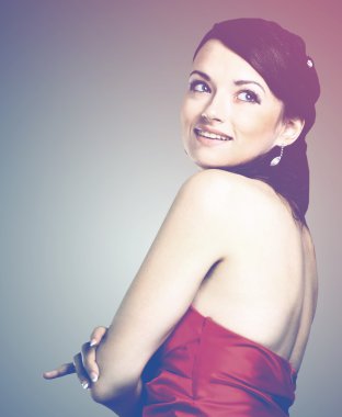 Kadınla güzellik uzun kahverengi saçlı, kırmızı elbise-stüdyoda poz