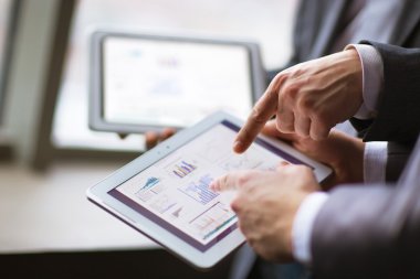 Eller insanların tablet bilgisayar ile çalışma.