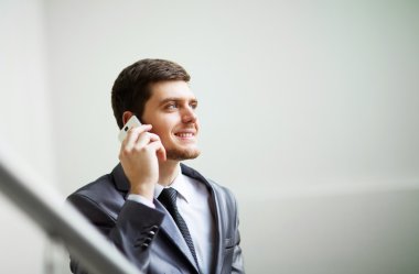 Cep telefonu kullanan bir iş adamının portresi.