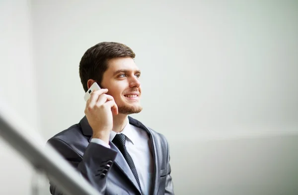 Retrato de um homem de negócios usando um telefone celular — Fotografia de Stock