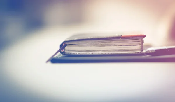 Cuaderno con pluma en la mesa — Foto de Stock