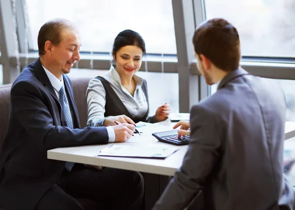 Equipo de Negocios Trabajando Juntos para Lograr Mejores Resultados — Foto de Stock