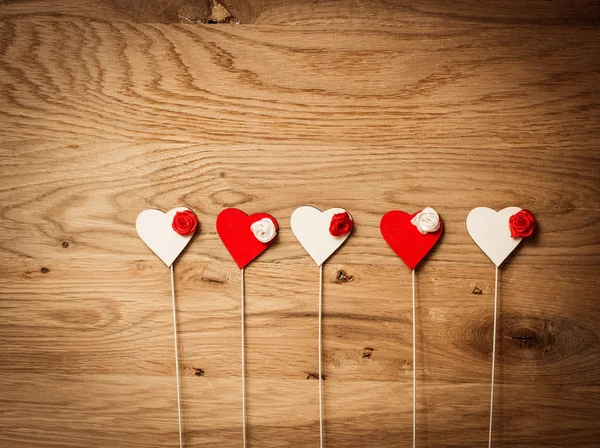 Amor corazones sobre madera textura fondo, valentines concepto de tarjeta de día — Foto de Stock