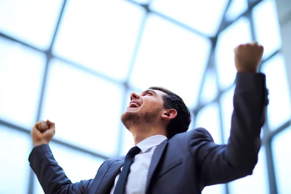 Succesvolle zakenman met armen omhoog viert zijn overwinning — Stockfoto