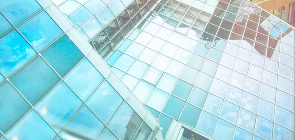 Mur de verre dans le bâtiment de bureaux — Photo