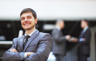 Gülümseyen yakışıklı bir iş adamının portresi