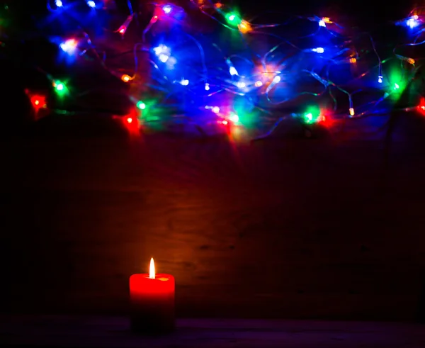 Schöner Holzhintergrund für Etiketten mit Weihnachtsbeleuchtung und Kerzen — Stockfoto