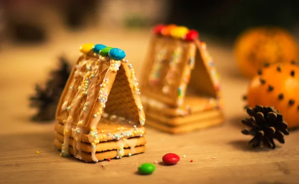 Güzel kurabiye evi Noel dekorasyonları ahşap zemin üzerine — Stok fotoğraf