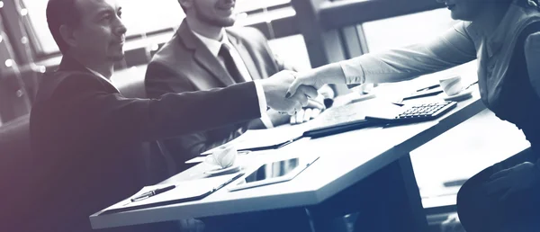 Obchodní handshake. Handshake dvou obchodníků uzavření obchodu v kanceláři — Stock fotografie