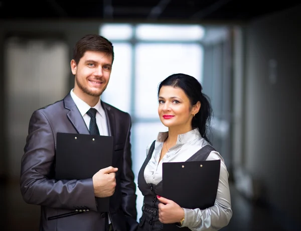 Smiling employees standing around their manager — Stock Photo, Image