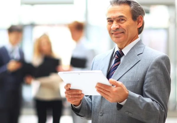 Affärsman som håller digital tablett — Stockfoto