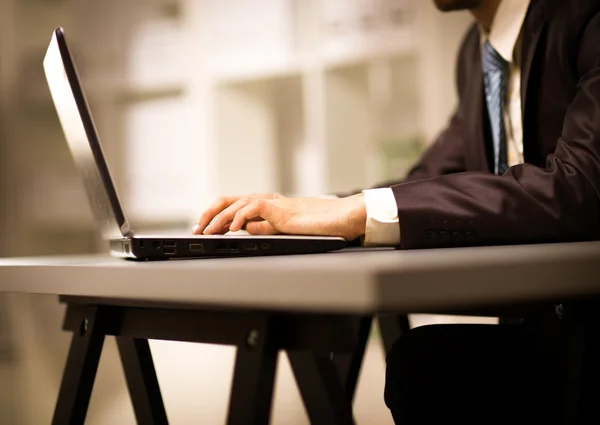 Persona escribiendo en un portátil moderno en una oficina — Foto de Stock