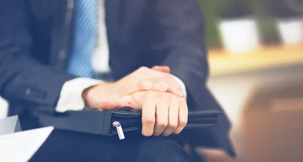 Selbstbewusster Geschäftsmann mit einem Ordner in der Hand im Büro — Stockfoto