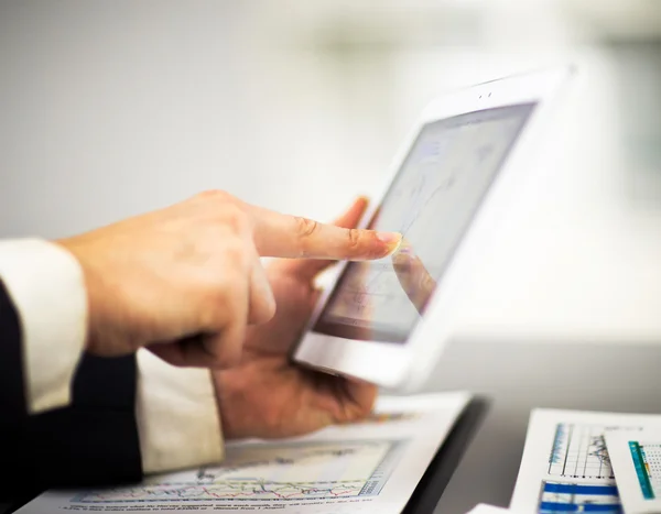 Geschäftsmann mit Fingertasten-Bildschirm eines digitalen Tablets — Stockfoto