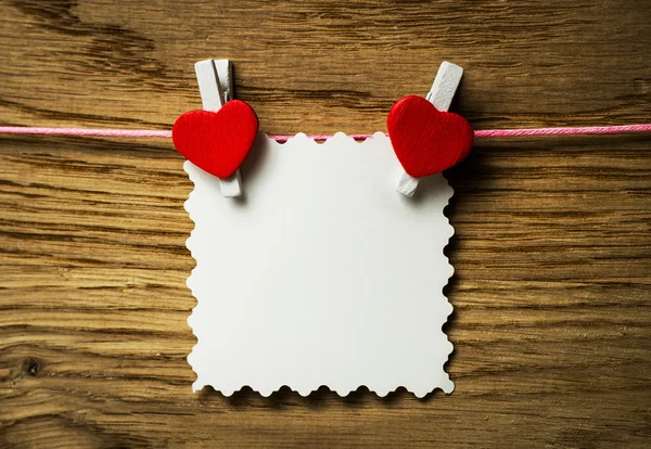 Rood hart tekstkaartje en rood hart... Foto van de dag van Valentijnskaarten. — Stockfoto