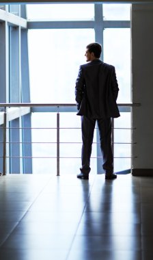 Gülümseyen yakışıklı bir iş adamının portresi