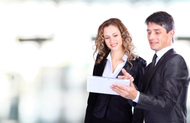 bir iş toplantısı sırasında çalışan insanlar