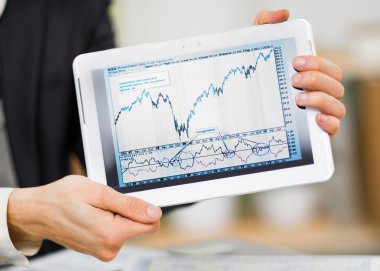 dokunmatik ekran cihaz işadamı elele.