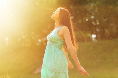 Güzellik kız açık havada doğanın keyfini